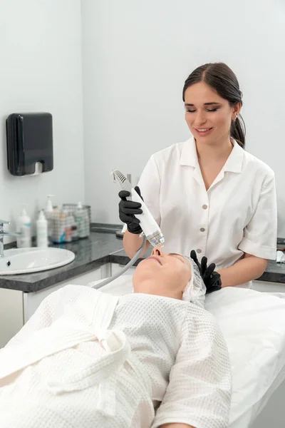 Jonge vrouw die laserbehandeling krijgt in een kosmetologische kliniek — Stockfoto