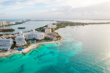Meksika 'daki Cancun plajı ve şehir otelinin havadan panoramik manzarası. Plaj Playa Caracol ve Kukulcan yolu ile Meksika tatil beldesinin Karayip sahili manzarası. Quintana Roo bölgesinde Riviera Maya