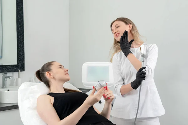 Lézeres kezelésben részesülő fiatal nő a kozmetikai klinikán — Stock Fotó