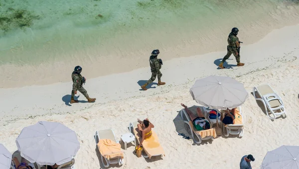 Cancun, Mexiko - 15 september 2021. Marina soldater i Mexikanska armén patrullerar stranden i Cancun Royaltyfria Stockbilder