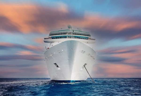 Nave da crociera nel mare dei Caraibi al tramonto. Paesaggio con grande nave da crociera — Foto Stock