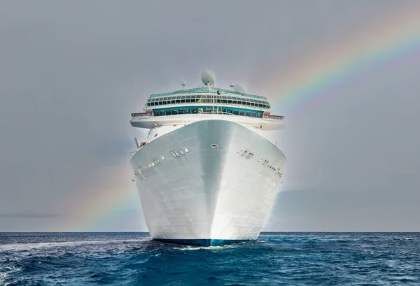 Nave da crociera nel mare dei Caraibi al tramonto. Paesaggio con grande nave da crociera — Foto Stock