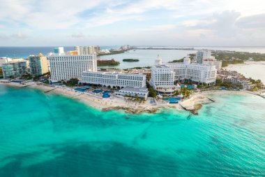 Meksika 'daki Cancun plajı ve şehir otelinin havadan panoramik manzarası. Plaj Playa Caracol ve Kukulcan yolu ile Meksika tatil beldesinin Karayip sahili manzarası. Quintana Roo bölgesinde Riviera Maya