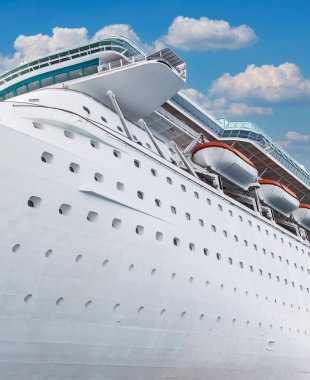 Mavi gökyüzü ile geminin yan görüntüsünü takip et. Okyanus gemisi konsepti üzerine tatil