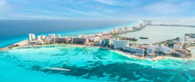 Meksika 'daki Cancun plajının havadan görüntüsü. Yucatan Yarımadası 'ndaki Karayip kıyı manzarası