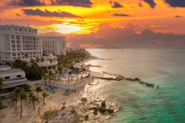 Gün batımında Cancun 'un otel bölgesindeki güzel otellerin manzarası. Yucatan Yarımadası 'ndaki Quintana Roo' daki Riviera Maya bölgesi.