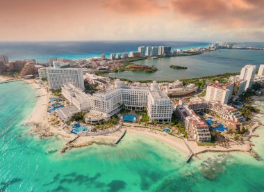 Gün batımında Cancun 'un otel bölgesindeki güzel otellerin manzarası. Yucatan Yarımadası 'ndaki Quintana Roo' daki Riviera Maya bölgesi.