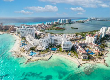 Cancun 'un otel bölgesindeki güzel otellerin manzarası. Yucatan Yarımadası 'ndaki Quintana Roo' daki Riviera Maya bölgesi. Her şeyi kapsayan tatil beldesinin havadan panoramik görüntüsü