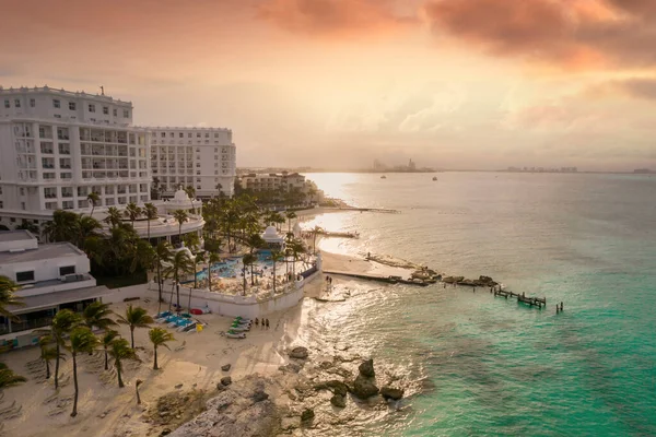 Vista di splendidi hotel nella zona alberghiera di Cancun al tramonto. Regione Riviera Maya a Quintana roo sulla penisola dello Yucatan — Foto Stock
