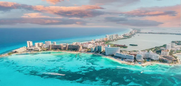 Vista de hermosos Hoteles en la zona hotelera de Cancún al atardecer. Riviera Maya en Quintana roo en la Península de Yucatán — Foto de Stock