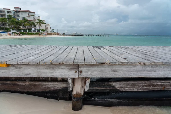 Caribbean wooden pier with turquoise aqua sea — Stock Photo, Image