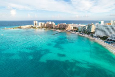 Meksika 'daki Cancun plajı ve şehir otelinin havadan panoramik manzarası. Plaj Playa Caracol ve Kukulcan yolu ile Meksika tatil beldesinin Karayip sahili manzarası. Quintana Roo bölgesinde Riviera Maya