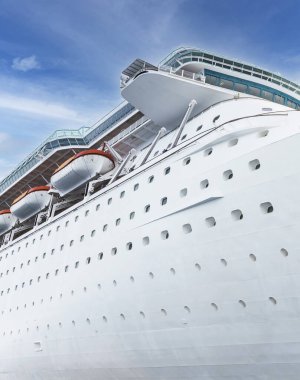 Mavi gökyüzü ile geminin yan görüntüsünü takip et. Okyanus gemisi konsepti üzerine tatil