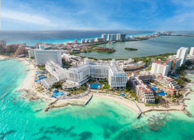 Cancun 'un otel bölgesindeki güzel otellerin manzarası. Yucatan Yarımadası 'ndaki Quintana Roo' daki Riviera Maya bölgesi. Her şeyi kapsayan tatil beldesinin havadan panoramik görüntüsü