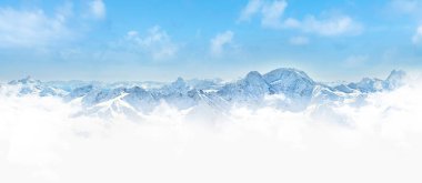 Kafkasya bölgesinde mavi gökyüzü olan kış dağlarının manzarası, Elbrus dağı, Rusya