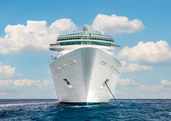 Crucero en mar Caribe con cielo azul. Paisaje con crucero grande — Foto de Stock