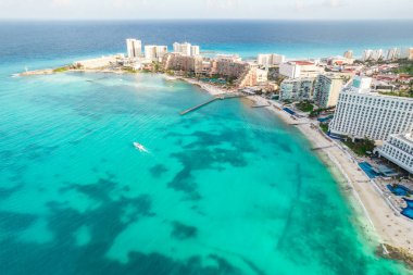 Meksika 'daki Cancun plajı ve şehir otelinin havadan panoramik manzarası. Plaj Playa Caracol ve Kukulcan yolu ile Meksika tatil beldesinin Karayip sahili manzarası. Quintana Roo bölgesinde Riviera Maya