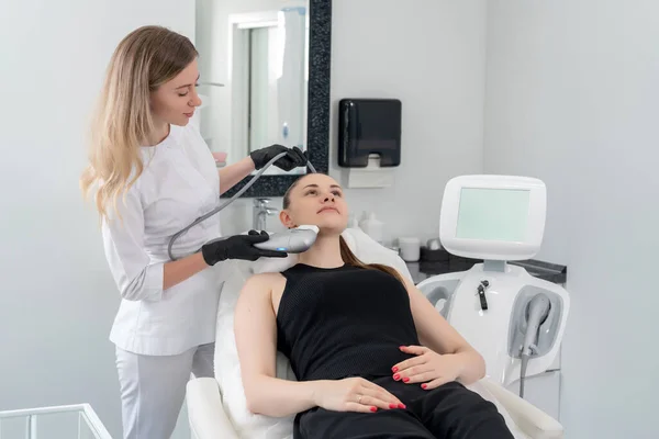 Young woman receiving laser treatment in cosmetology clinic — Stock Photo, Image