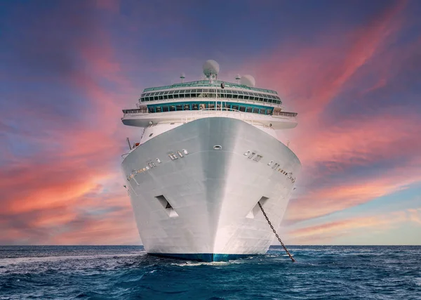 Cruiseschip in Caribische zee bij zonsondergang. Landschap met groot cruiseschip — Stockfoto