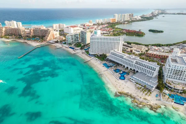 Panoramiczny widok z lotu ptaka na plażę Cancun i strefę hotelową miasta w Meksyku. Karaibski krajobraz wybrzeża meksykańskiego kurortu z plażą Playa Caracol i drogą kukulkańską. Riwiera Maya w regionie Quintana roo na — Zdjęcie stockowe