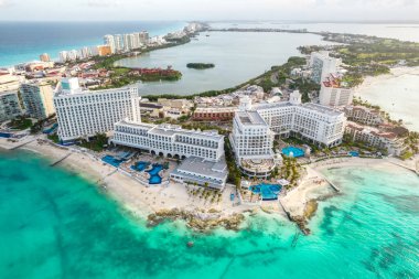Meksika 'daki Cancun plajı ve şehir otelinin havadan panoramik manzarası. Plaj Playa Caracol ve Kukulcan yolu ile Meksika tatil beldesinin Karayip sahili manzarası. Quintana Roo bölgesinde Riviera Maya