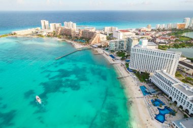 Meksika 'daki Cancun plajı ve şehir otelinin havadan panoramik manzarası. Plaj Playa Caracol ve Kukulcan yolu ile Meksika tatil beldesinin Karayip sahili manzarası. Quintana Roo bölgesinde Riviera Maya