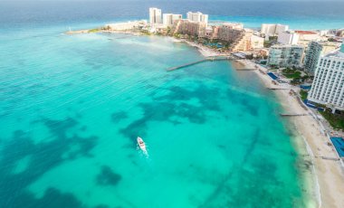 Meksika 'daki Cancun plajı ve şehir otelinin havadan panoramik manzarası. Plaj Playa Caracol ve Kukulcan yolu ile Meksika tatil beldesinin Karayip sahili manzarası. Quintana Roo bölgesinde Riviera Maya