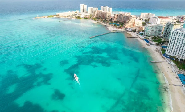 Veduta aerea panoramica della spiaggia di Cancun e zona city hotel in Messico. Paesaggio costa caraibica del resort messicano con spiaggia Playa Caracol e Kukulcan strada. Riviera Maya nella regione di Quintana roo su — Foto Stock