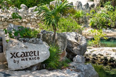 Cancun, Meksika - 13 Eylül 2021: Meksika 'da Xcaret tema parkı tabelası