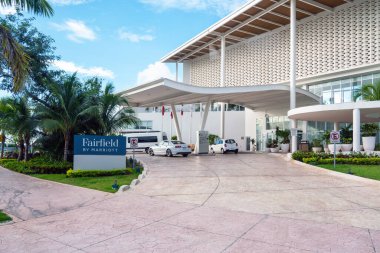 Cancun, Meksika - 16 Eylül 2021: Cancun 'daki Marriott Oteli Fairfield Girişi