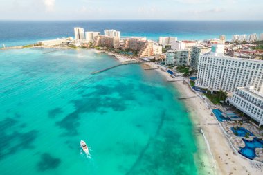 Meksika 'daki Cancun plajı ve şehir otelinin havadan panoramik manzarası. Plaj Playa Caracol ve Kukulcan yolu ile Meksika tatil beldesinin Karayip sahili manzarası. Quintana Roo bölgesinde Riviera Maya