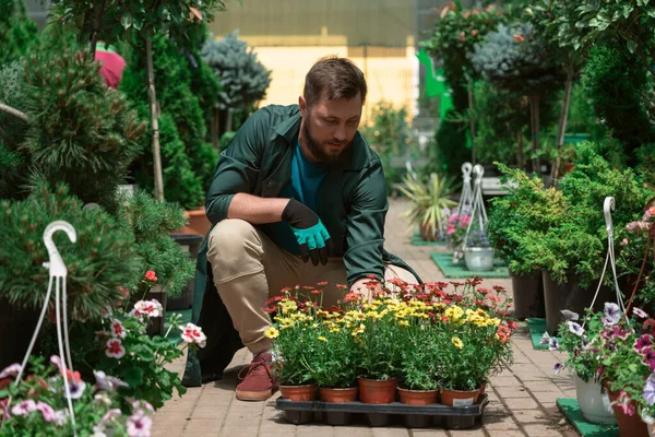 Jardineros trabajando con flores en el centro del jardín — Foto de Stock