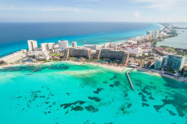 Meksika 'daki Cancun plajı ve şehir otelinin havadan panoramik manzarası. Plaj Playa Caracol ve Kukulcan yolu ile Meksika tatil beldesinin Karayip sahili manzarası. Quintana Roo bölgesinde Riviera Maya