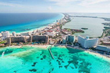 Meksika 'daki Cancun plajı ve şehir otelinin havadan panoramik manzarası. Plaj Playa Caracol ve Kukulcan yolu ile Meksika tatil beldesinin Karayip sahili manzarası. Quintana Roo bölgesinde Riviera Maya