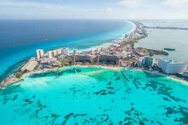 Meksika 'daki Cancun plajı ve şehir otelinin havadan panoramik manzarası. Plaj Playa Caracol ve Kukulcan yolu ile Meksika tatil beldesinin Karayip sahili manzarası. Quintana Roo bölgesinde Riviera Maya