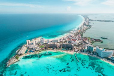 Meksika 'daki Cancun plajı ve şehir otelinin havadan panoramik manzarası. Plaj Playa Caracol ve Kukulcan yolu ile Meksika tatil beldesinin Karayip sahili manzarası. Quintana Roo bölgesinde Riviera Maya