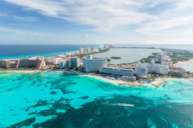 Meksika 'daki Cancun plajı ve şehir otelinin havadan panoramik manzarası. Plaj Playa Caracol ve Kukulcan yolu ile Meksika tatil beldesinin Karayip sahili manzarası. Quintana Roo bölgesinde Riviera Maya