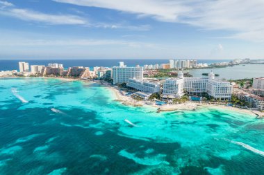 Meksika 'daki Cancun plajı ve şehir otelinin havadan panoramik manzarası. Plaj Playa Caracol ve Kukulcan yolu ile Meksika tatil beldesinin Karayip sahili manzarası. Quintana Roo bölgesinde Riviera Maya