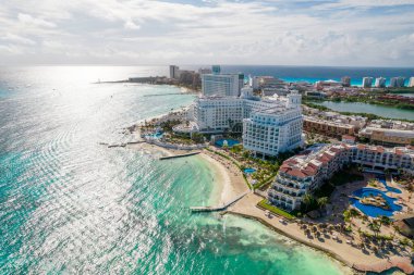 Meksika 'daki Cancun plajı ve şehir otelinin havadan panoramik manzarası. Plaj Playa Caracol ve Kukulcan yolu ile Meksika tatil beldesinin Karayip sahili manzarası. Quintana Roo bölgesinde Riviera Maya