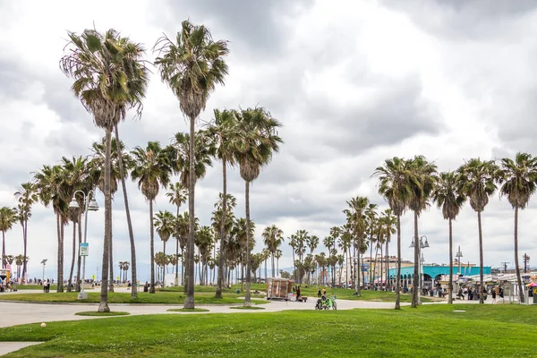 Los Angeles, ABD-11 Mayıs, 2019: Los Angeles Venedik Plajı okyanus cephesi yürüyüş. Kaliforniya 'da ünlü plaj