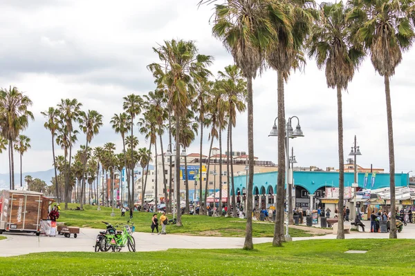 Los Angeles, ABD-11 Mayıs, 2019: Los Angeles Venedik Plajı okyanus cephesi yürüyüş. Kaliforniya 'da ünlü plaj