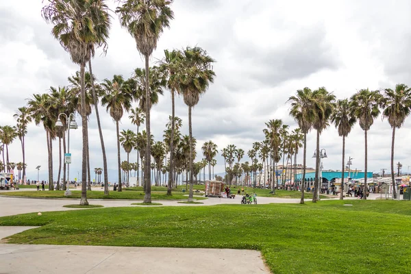 Los Angeles, ABD-11 Mayıs, 2019: Los Angeles Venedik Plajı okyanus cephesi yürüyüş. Kaliforniya 'da ünlü plaj