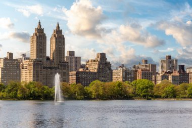 Skyline panorama with Eldorado building and Jacqueline Kennedy Onassis Reservoir with fountain in Central Park in midtown Manhattan in New York City