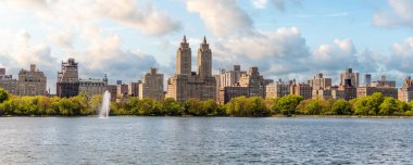 Skyline panorama with Eldorado building and Jacqueline Kennedy Onassis Reservoir with fountain in Central Park in midtown Manhattan in New York City