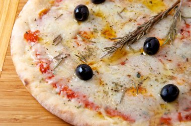 ahşap tahta quattro formaggi 4 peynirli pizza
