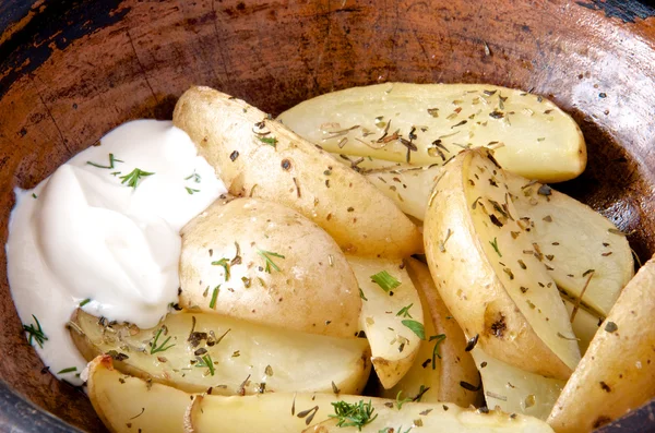 Oven gebakken aardappel met rozemarijn Stockafbeelding