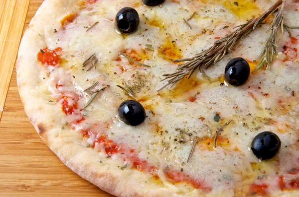 Pizza quattro formaggi 4 kaas op een houten bord Stockfoto