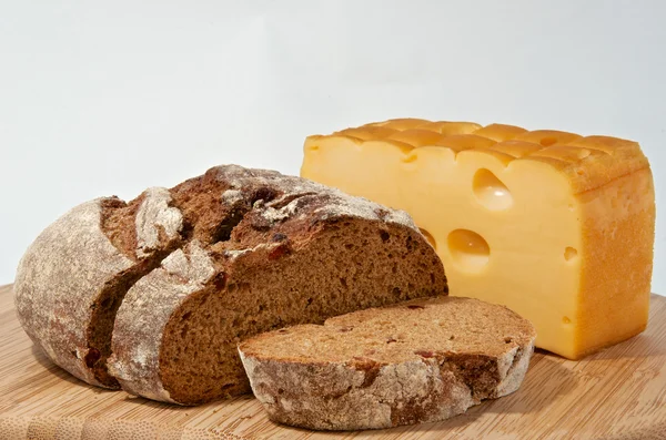 Roggebrood en Gerookte kaas op een houten bord Stockfoto