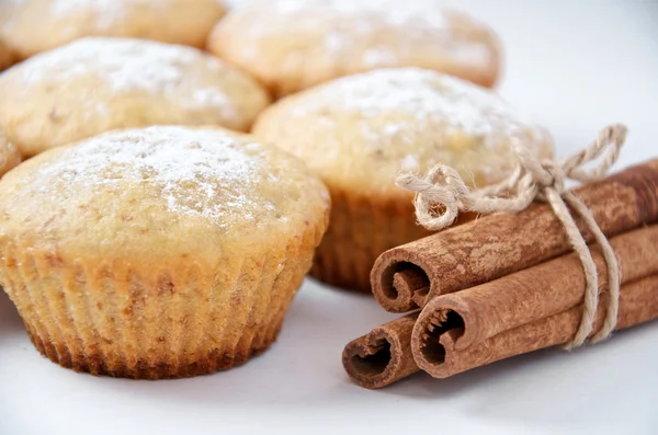 Smakelijke muffin gebak met kaneelstokjes Rechtenvrije Stockfoto's