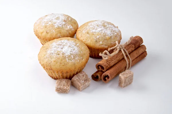 Smakelijke muffin gebak met kaneelstokjes Stockfoto